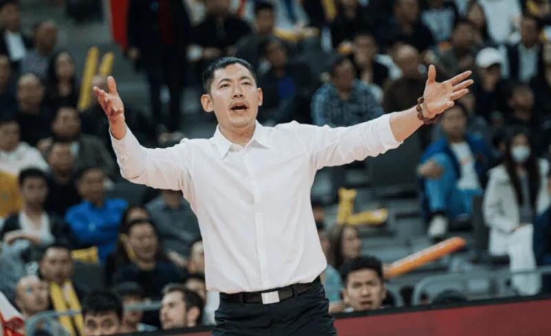 九游精彩-输广州发布会！张庆鹏怒斥全队防守太软，不能赢一场就松懈！