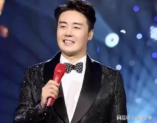 九游网站入口官网-他被称为最帅男高音，却对未来充满迷茫，如今儿子成了他的期望